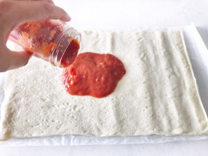 Handige hapjes pizzaroll saus