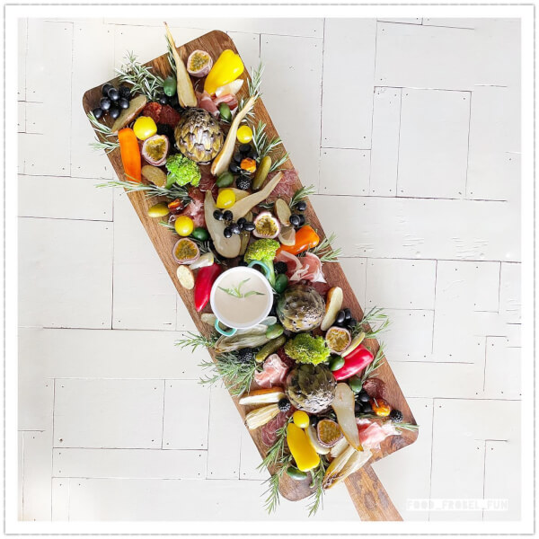 Geen lunchbox deze week, dus dan deel ik maar een heerlijke borrelplank! Met artisjok, gestoofde peren, diverse groenten en lekkere dipjes een groot feest. Bovendien ziet alles er lekker uit op zo'n grote plank toch?
Stel jij ook wel eens een borrelplank samen?
⠀⠀⠀⠀⠀⠀⠀⠀⠀
#foodfrobelfun #food #fun #borrelen #borrelplank #monkeyplatter #groenten #gezond #gezondsnacken #lekkerengezond #eatyourveggies #dip #groentendip #moestuin #smullen #snoepen #snacken #borreltijd #kanaltijd #snacktime