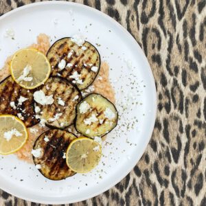 Griekse gegrilde aubergineschotel